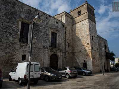 Si presenta con una pianta pentagonale irregolare e alte mura di cinta con paramenti di cocci e tufo